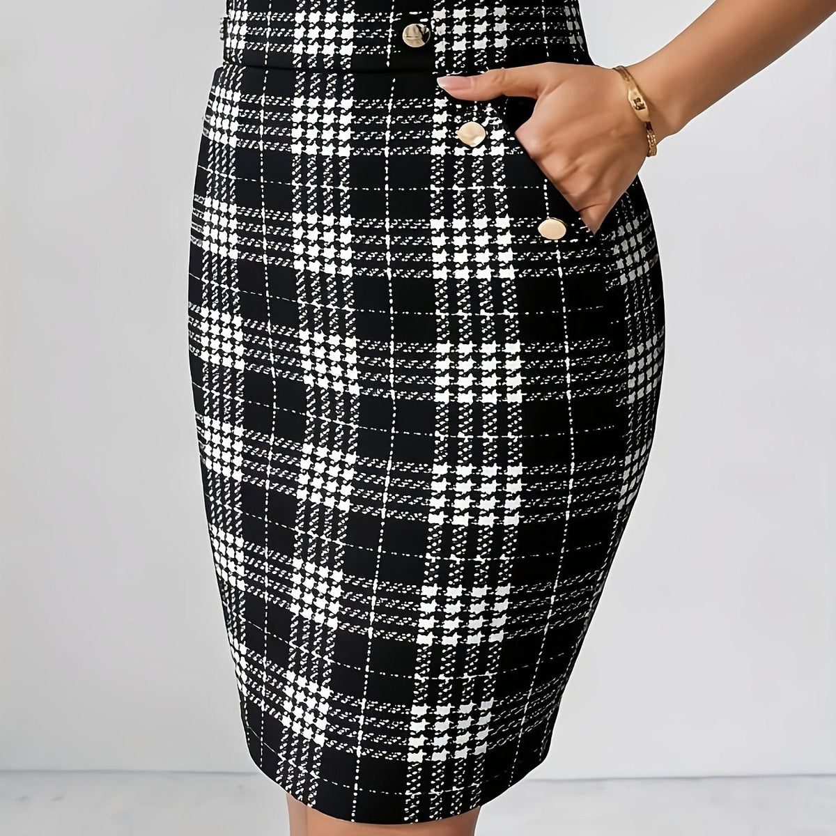 Button-Trim Pocketed Workwear Skirt in Black & White (Bold Check)