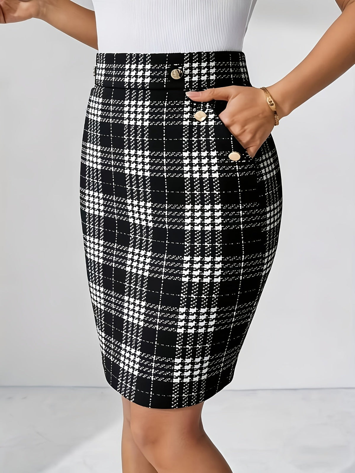 Button-Trim Pocketed Workwear Skirt in Black & White (Bold Check)